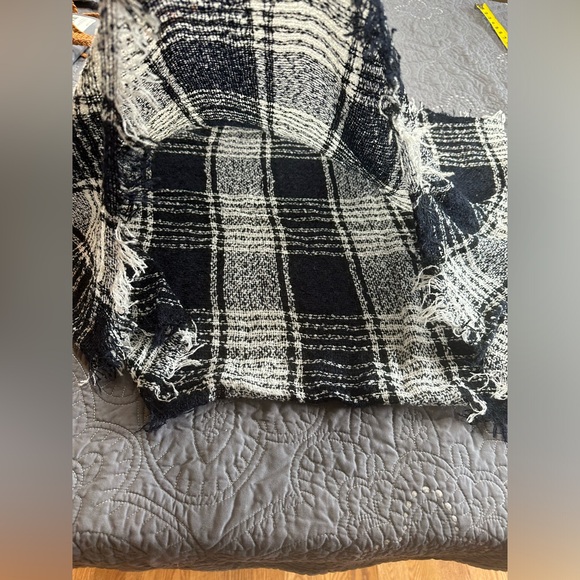 G.H. Bass & Co Women’s Navy/White/Black Plaid Woven Scarf NWT - Picture 7 of 9